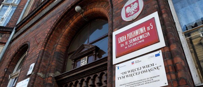 Milion i białe tenisówki