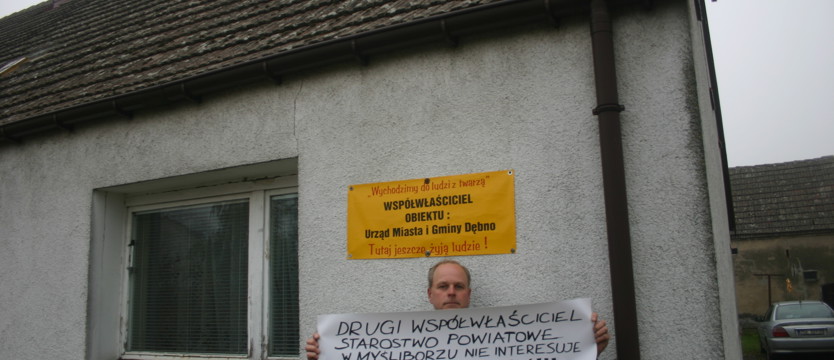 Dom w reklamówce