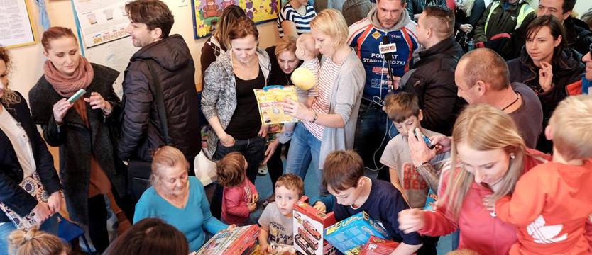 Rowerzyści pomogli dzieciom