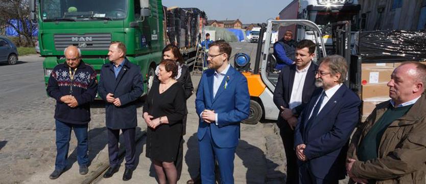 Dwa tiry darów dla Ukrainy. Samorządy wspólnie z wojewodą