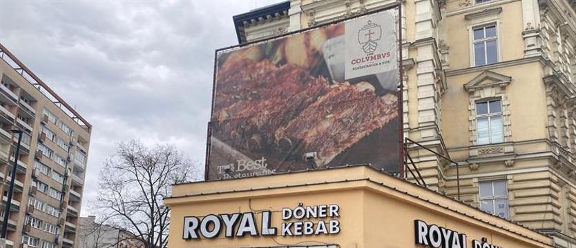 Baner zasłania część pięknej kamienicy