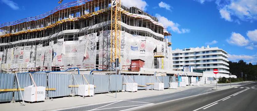 Pole golfowe, wodny park rozrywki i apartamentowce. Mrzeżyno zmienia swoje oblicze