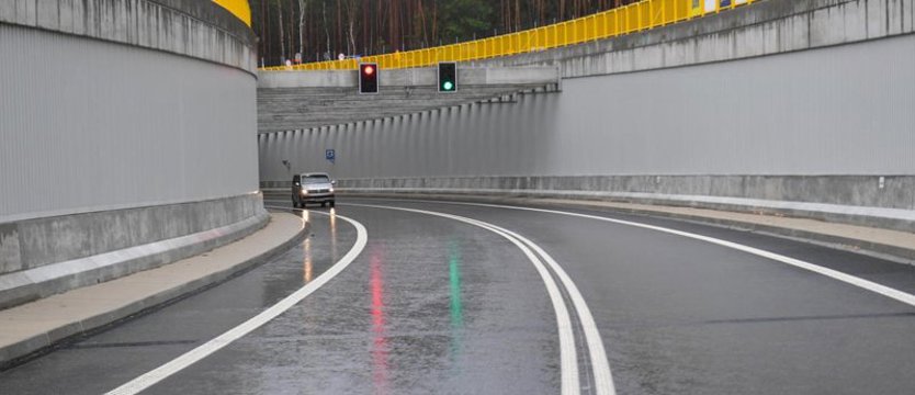 Pierwsi kierowcy przejechali tunelem pod Świną