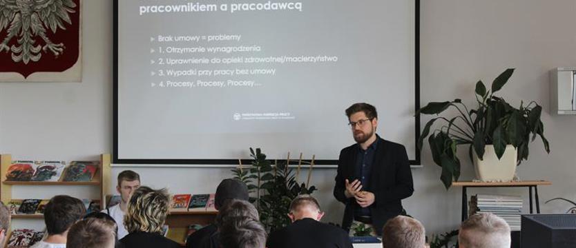 „Legitna praca” dla młodych ludzi. Inspektorzy szkolili przed wakacjami