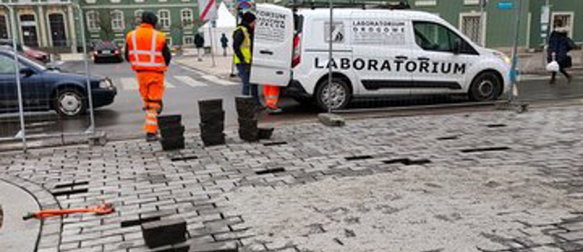 Przebudowa al. Jana Pawła II. Kostka jest ze Strzegomia i będzie piękna