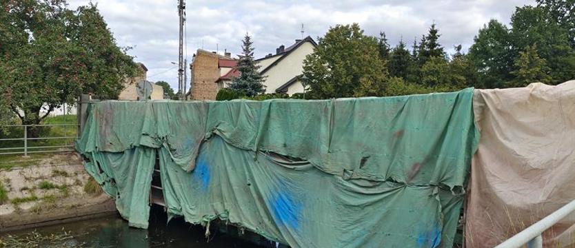 Remontują kładkę dla pieszych nad kanałem Młynówka