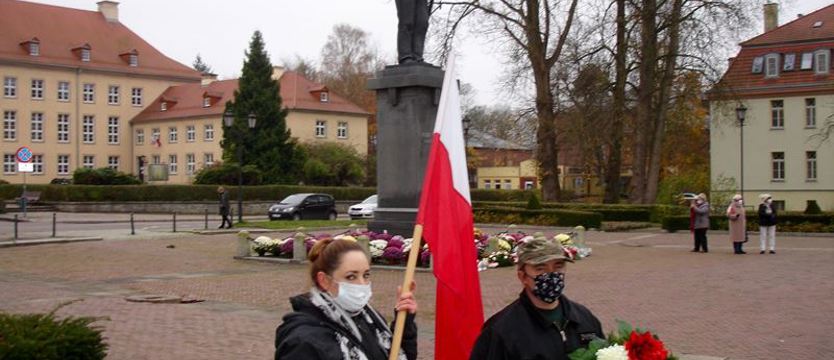 Kwiaty pod pomnikiem Józefa Piłsudskiego w Koszalinie
