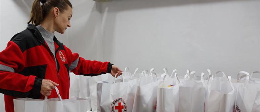 PCK wsparł osoby bezdomne. Paczki z żywnością trafiły do potrzebujących