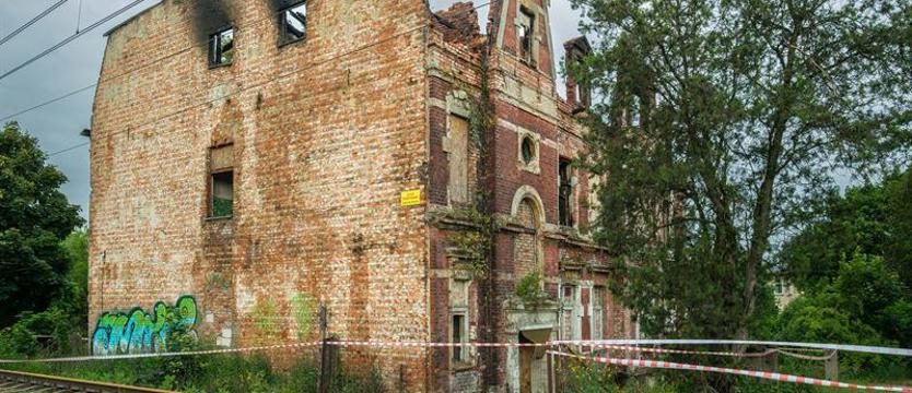 Sprzedaż, remont czy rozbiórka. Zabytkowy pustostan pogorzeliskiem