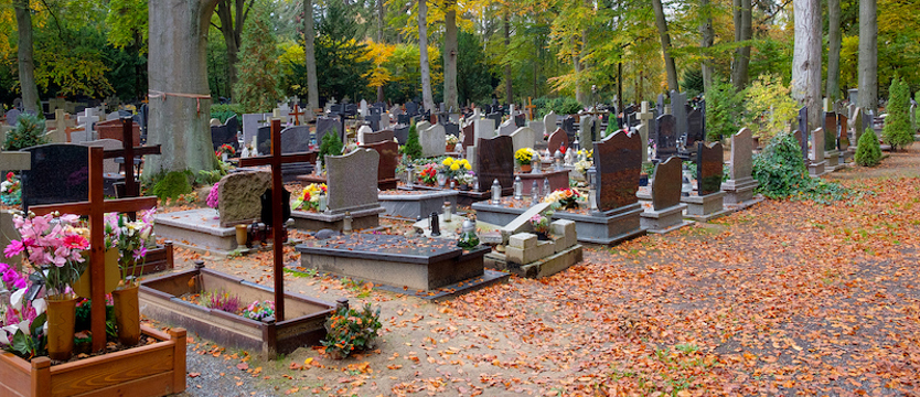 Cmentarz Centralny odkręca wodę