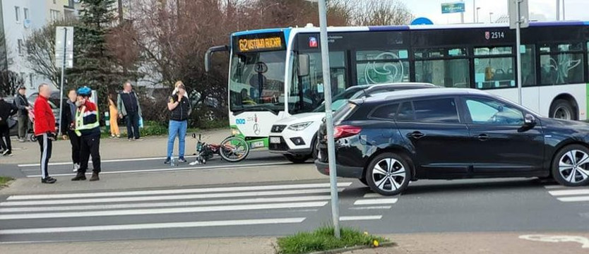 Potrącenie rowerzysty. Kłopoty za rondem Uniwersyteckim