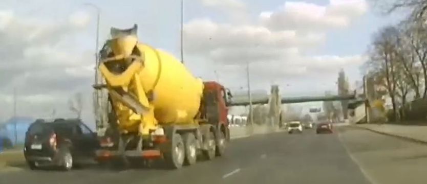 Przepychanki z betoniarką na wylotowej trasie ze Szczecina