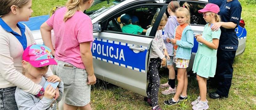 Policjanci o bezpieczeństwie nad wodą, na koloniach i obozach