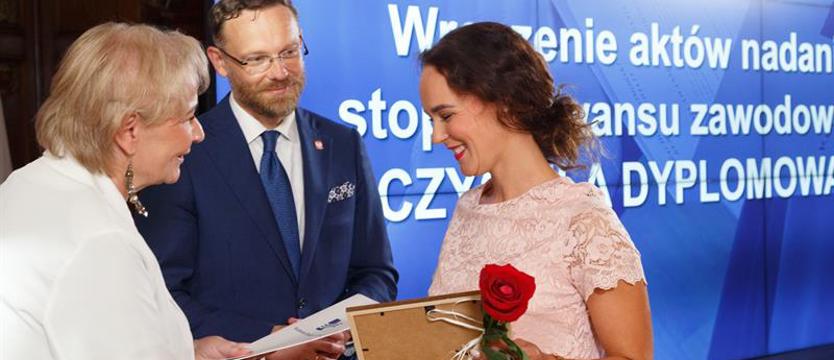 Nowi nauczyciele dyplomowani. Pedagogom wręczono akty awansu