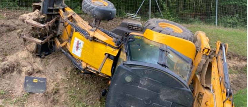 W Kobylance koparka zderzyła się z ciężarówką. Ranna jedna osoba