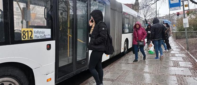 ZDiTM okraja rozkłady jazdy z braku kasy. Ostre cięcia na linii zastępczej 812