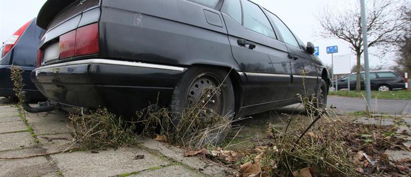 Koniec z porzuconymi na ulicach samochodami. Wraki za grosze