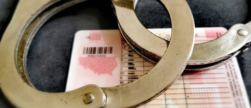 Kolega chciał pomóc pijanemu kierowcy. Teraz sam ma kłopoty