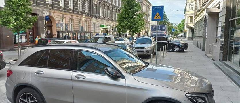 Zły przykład stylu parkowania