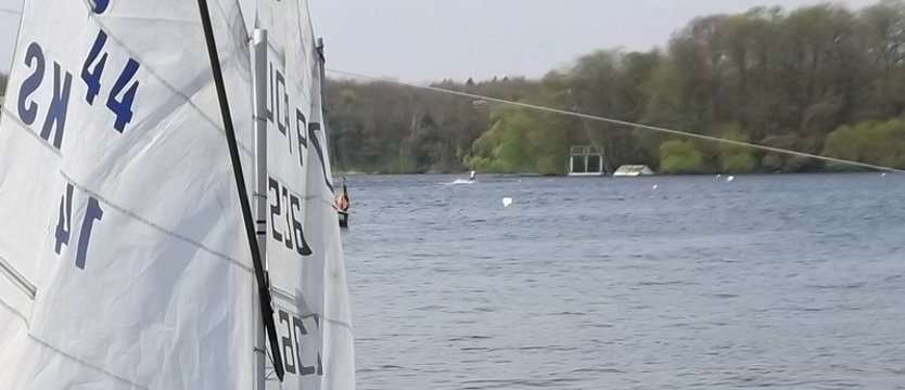 Zakaz wchodzenia do wody na kąpielisku nad jeziorem Trzesiecko