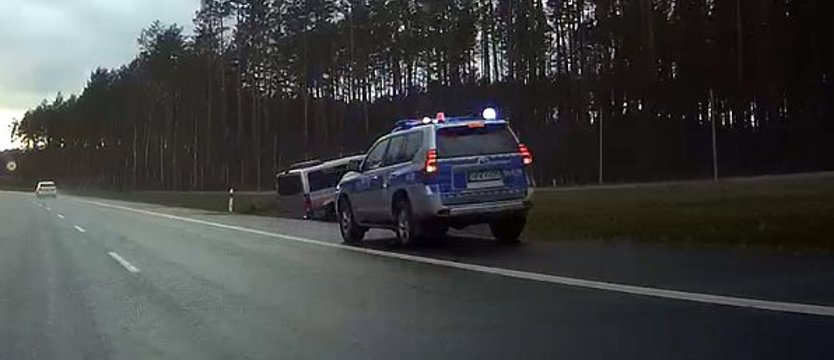 Mikrobus wjechał do rowu na S6