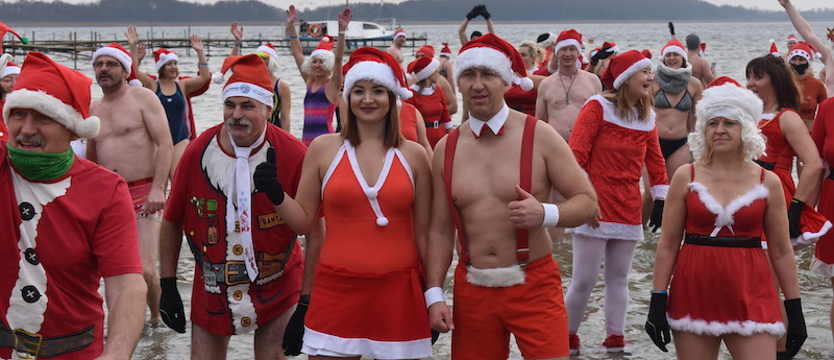 Mikołaje i śnieżynki morsowali na plaży w Morzyczynie