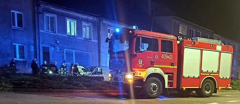 Mercedes zapalił się w centrum Karlina