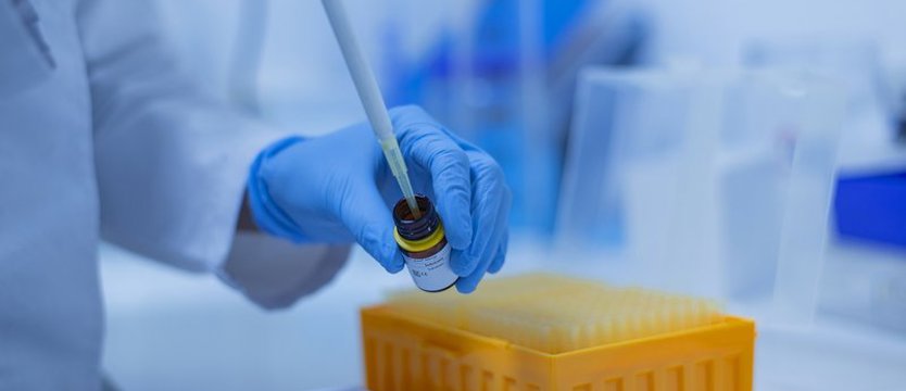 Nieco ponad 300 przypadków SARS-CoV-2 w niedzielę w kraju. W regionie stwierdzono ich sześć