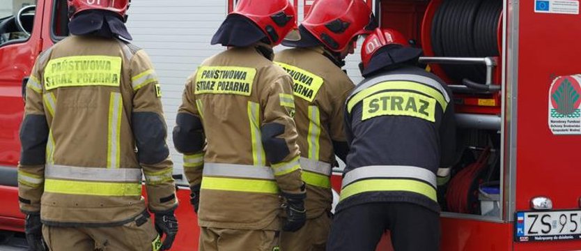Pożar budynku wielorodzinnego w Łobzie. Zawaliła się część dachu