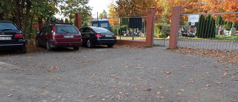 Po latach czekania na... normalność. Urządzą parking przy cmentarzu