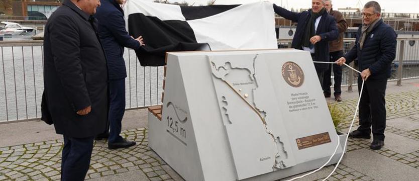 Upamiętnia 12,5 metra dla Szczecina