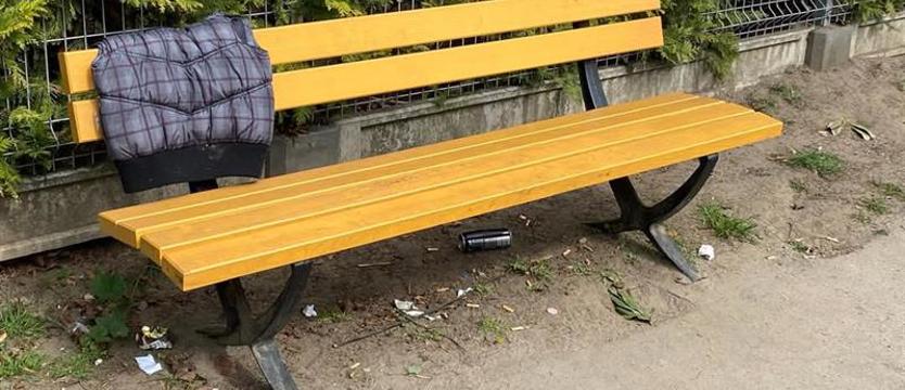 Nowe ławeczki na Pogodnie czyli... siedzą i śmiecą