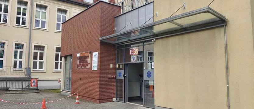 Rzucił się z nożem na lekarza SOR. Grozi mu do 10 lat za kratami