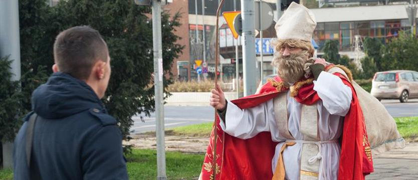 Ile zarobi mikołaj, a ile śnieżynka? Przedświąteczne rekrutacje pracowników
