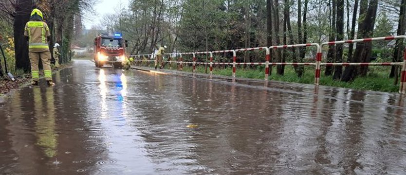 Zalało jezdnię w Kołczewie. Trudne warunki na drogach regionu