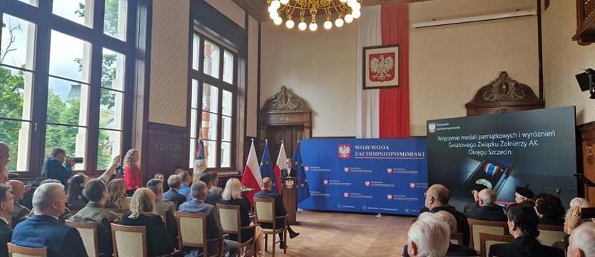 Weterani AK odznaczeni medalami za zasługi