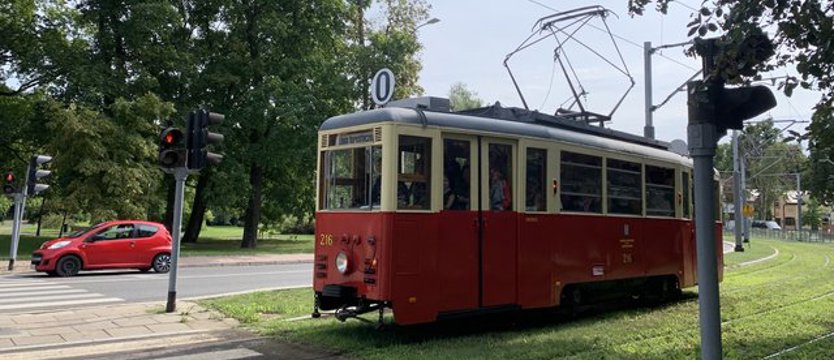 Historyczny tramwaj pełny jak w godzinach szczytu