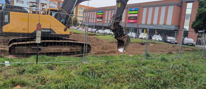 Dwa nowe budynki i sto miejsc parkingowych. Przy galerii handlowej w Policach