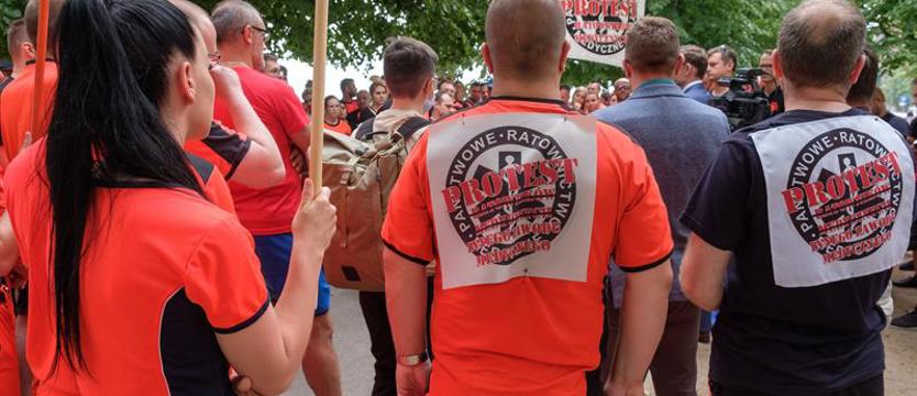 Ratownictwo medyczne. Marszałek ostrzega, rektor odpowiada