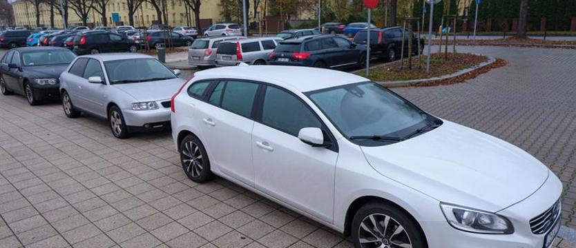 Przepełniony parking przy stacji SKM Podjuchy