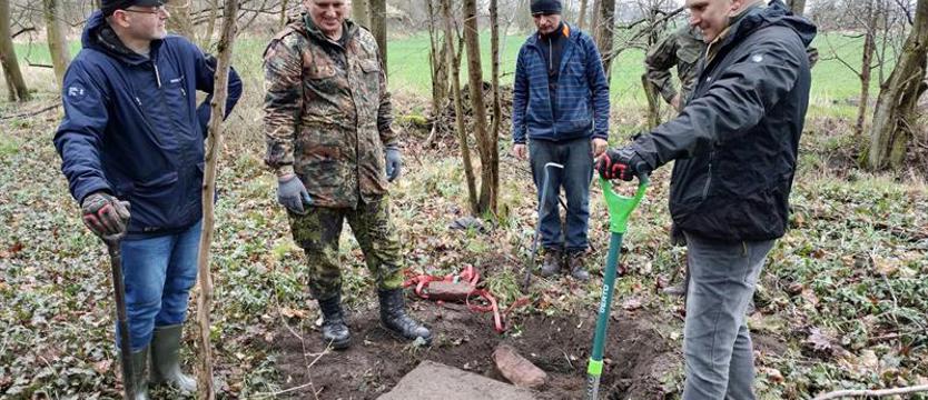 Szukają nagrobków. Porządki na historycznym cmentarzu