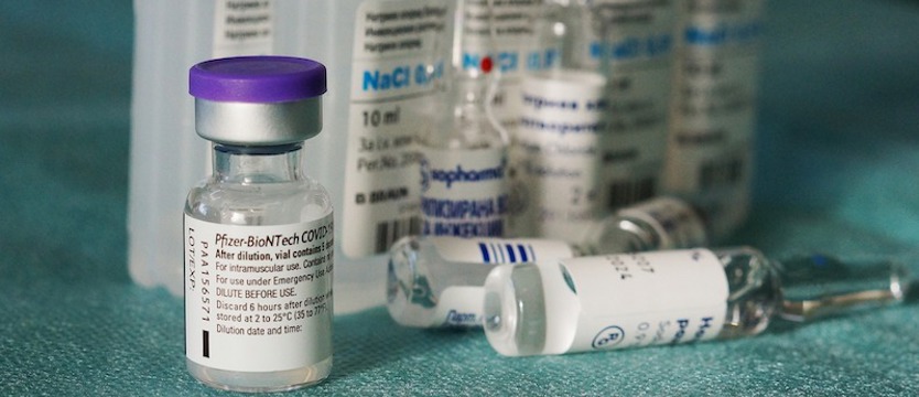 Prezes Pfizera: szczepionka podawana corocznie byłaby lepszym rozwiązaniem niż dawki przypominające