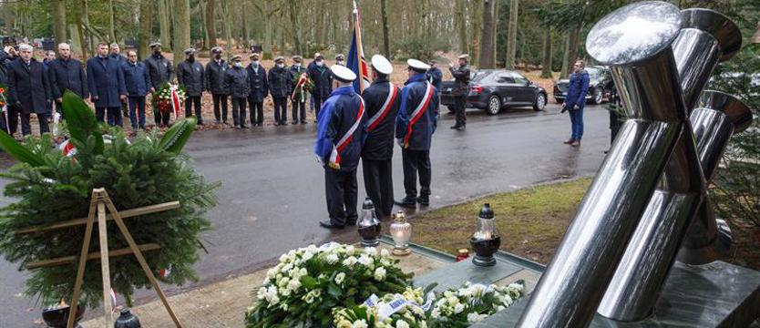 W 29. rocznicę morskiej tragedii wieńce pod Pomnikiem Ofiar Promu Jan Heweliusz