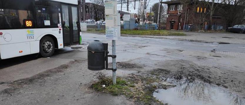 Miasto czeka na kolej. Pętla niszczeje, pasażerowie mokną