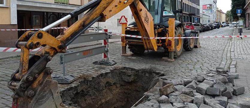 Ul. Tkacka w Szczecinie nieprzejezdna w połowie. Usuwają zapadlisko w jezdni