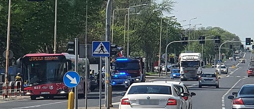 Auto po zderzeniu wjechało w ogrodzenie pływalni w Stargardzie