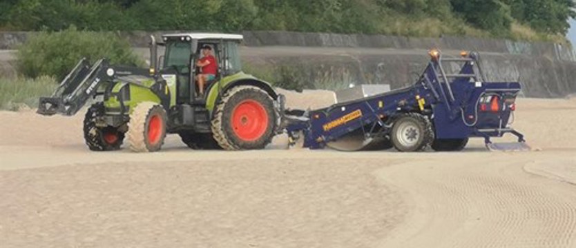Hiszpańska maszyna sprząta plaże w Rewalu