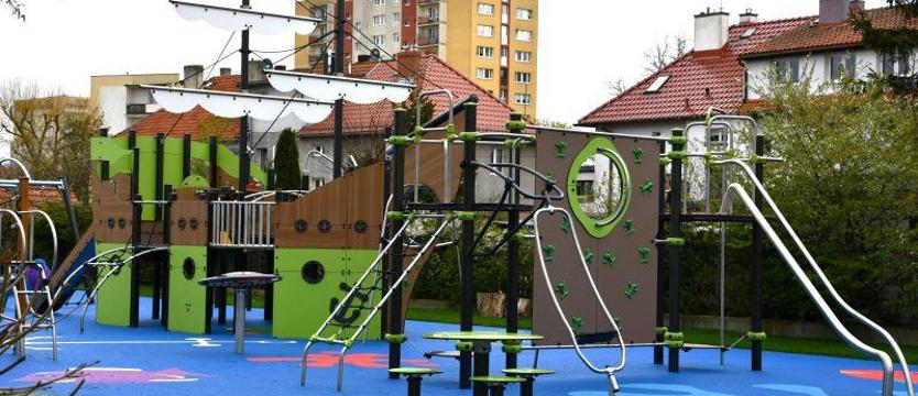Piękny plac dla młodszych uczniów