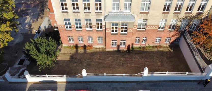 Zmiany przy LO nr 6 w Szczecinie. Mur po renowacji