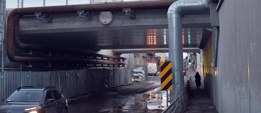Zróbcie coś z tym bajorkiem! Skargi na stan drogi pod wiaduktem
